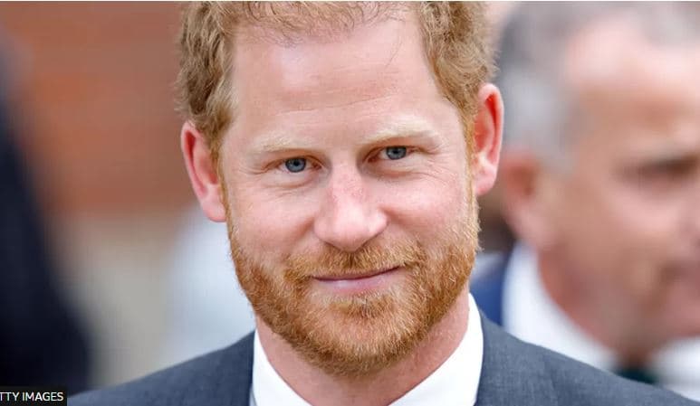 Princi Harry dërgon redaktorin e Daily Mail në bankën e të akuzuarve