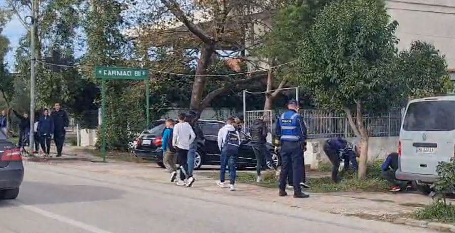 Plagosi me armë zjarri bashkëmoshatarin e tij, arrestohet 27-vjeçari në Fier