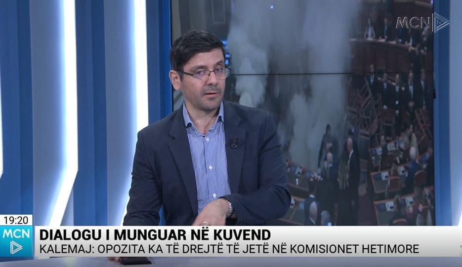 “Ka nevojë për aksion të fortë opozitar”, Kalemaj: Pakti për emigrantët i paprecedentë, s’morëm mësime nga MEK-u! (VIDEO)