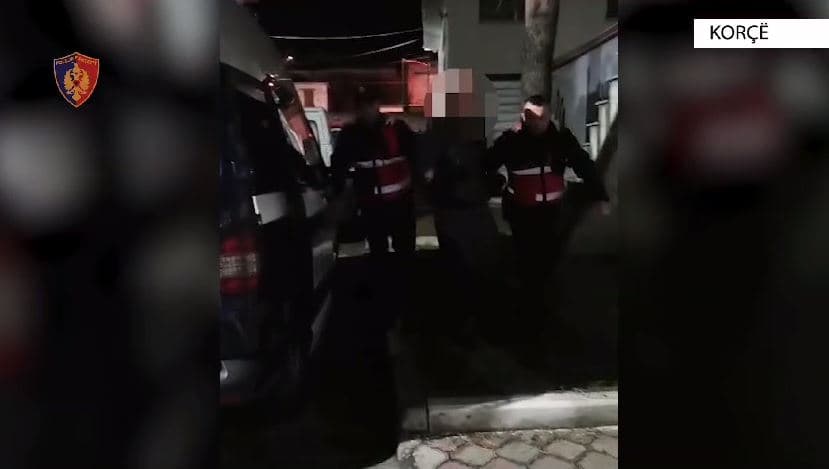  Kapet duke transportuar me furgon 26 emigrantë të paligjshëm, arrestohet 58-vjeçari