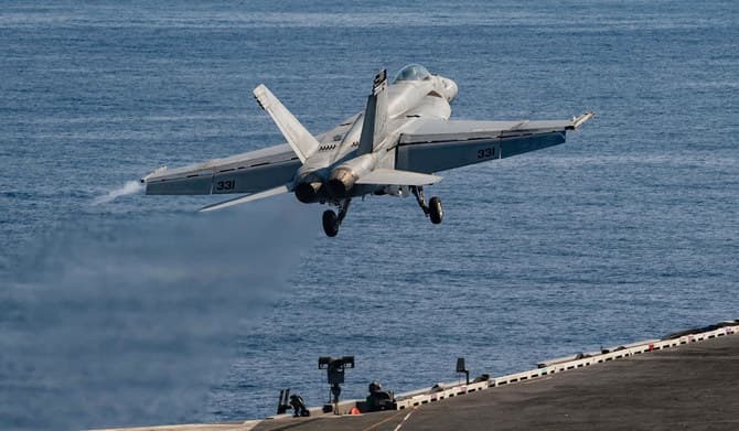 Një avion ushtarak amerikan rrëzohet mbi Detin Mesdhe