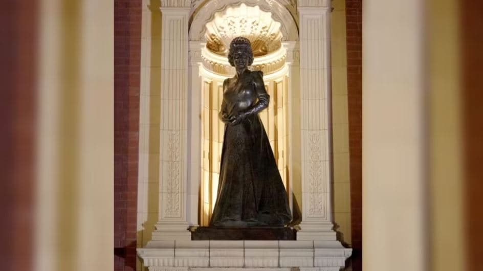 Mbreti Charles III zbulon statujat me përmasa reale të Elizabeth II dhe Princit Philip