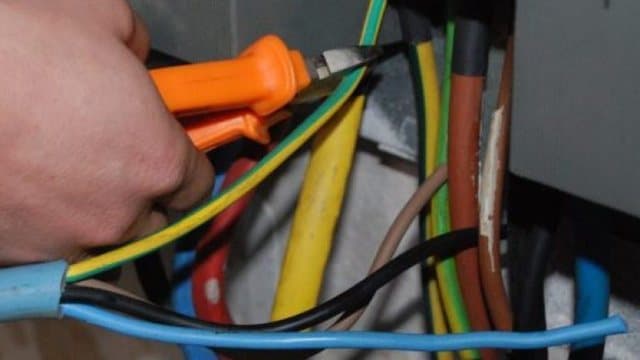 Elektriçistin e zuri korrenti në kabinë, arrestohet dispeçeri i OSHEE-së