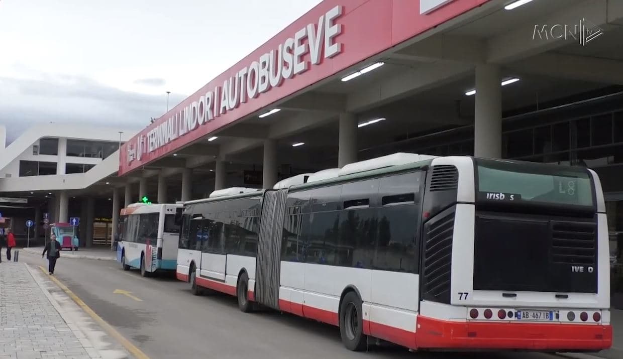 Terminali në Lundër shton kostot e udhëtarëve/ Qytetarët: Autobusët vonohen shumë, po na sorollatin (VIDEO)