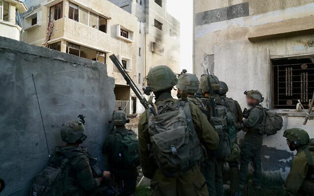 Gaza, trupat izraelite gjejnë depo të armëve të Hamasit në shkolla, xhami dhe shtëpi (VIDEO)