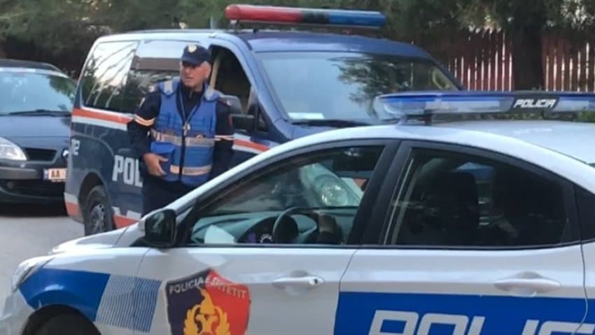 Iu gjetën 7.9 kg kanabis në banesë, arrestohen 2 vëllezër në Tiranë