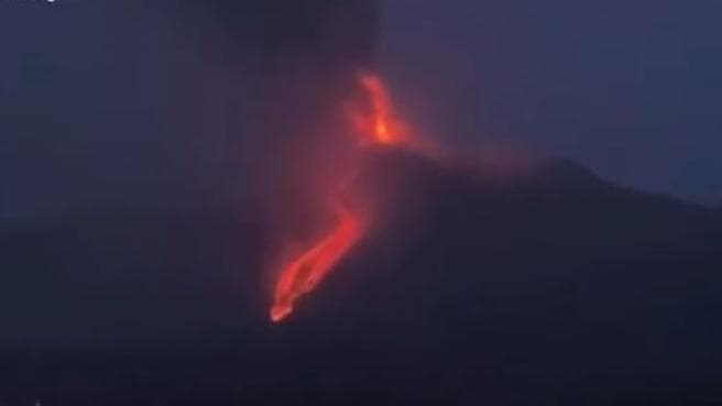 Etna “ndizet” sërish, llava arrin 4.5 kilometër 