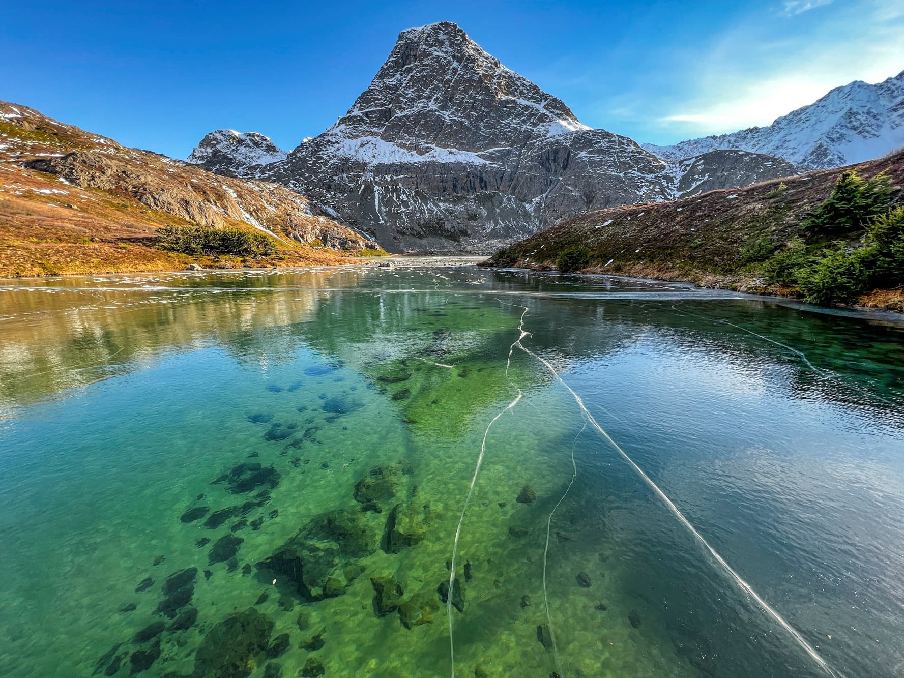 Patinazh në akullin transparent të liqenit (FOTO-VIDEO)