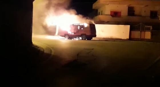 Shkrumbohet nga flakët një furgon në Vlorë, dëmtohen dhe dy mjete të tjera