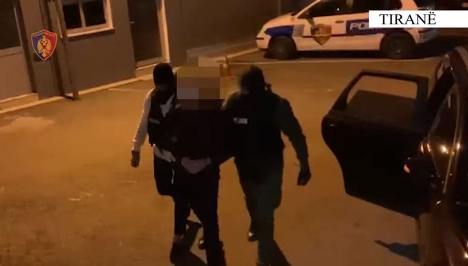 Përshtati qendrën e tatuazheve te “Komuna e Parisit” për përdorim kokaine, vihet në pranga