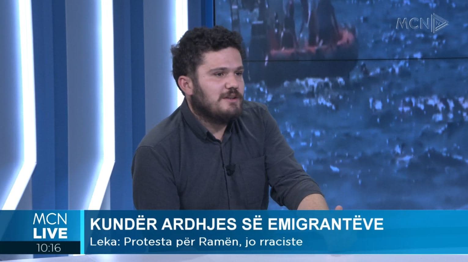 Emigrantët/ Leka: Kundër “kampeve të internimit”, rikthejnë skafin dhe punën në të zezë. Memet e Ndreut me tone raciste! (VIDEO)