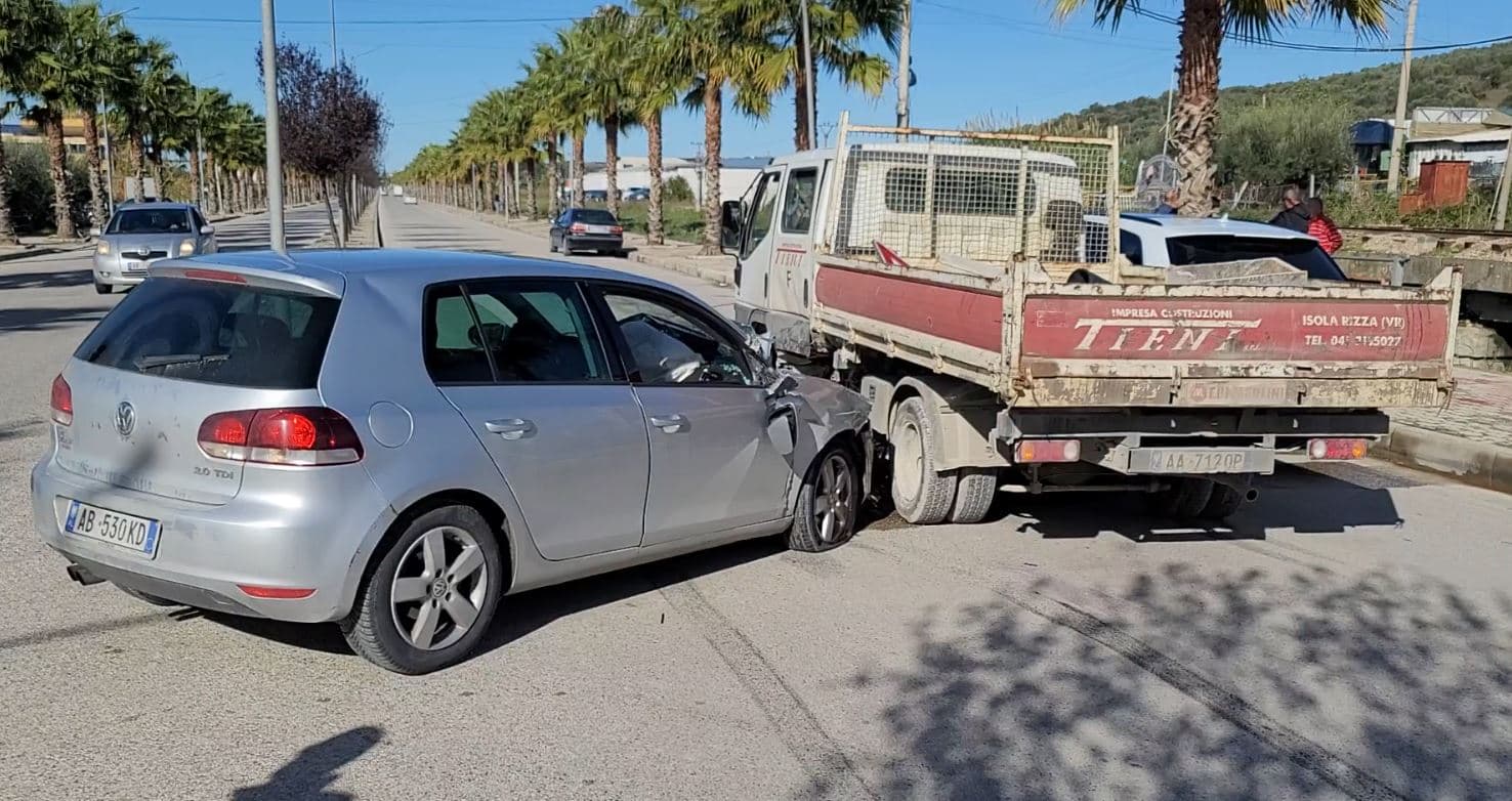 Automjeti përplaset me kamionçinën në Lushnje, plagoset një nga drejtuesit