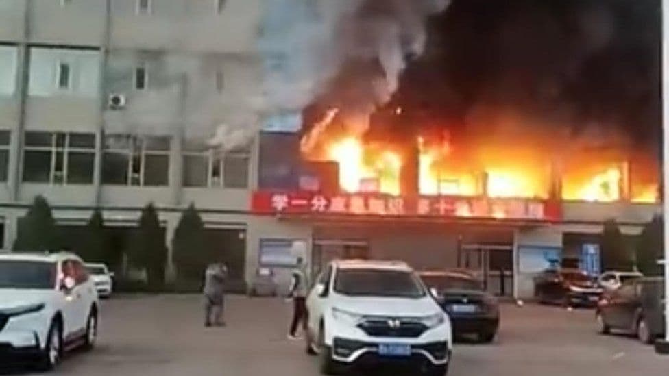 Zjarr në një ndërtesë në Kinë, humbin jetën 25 persona