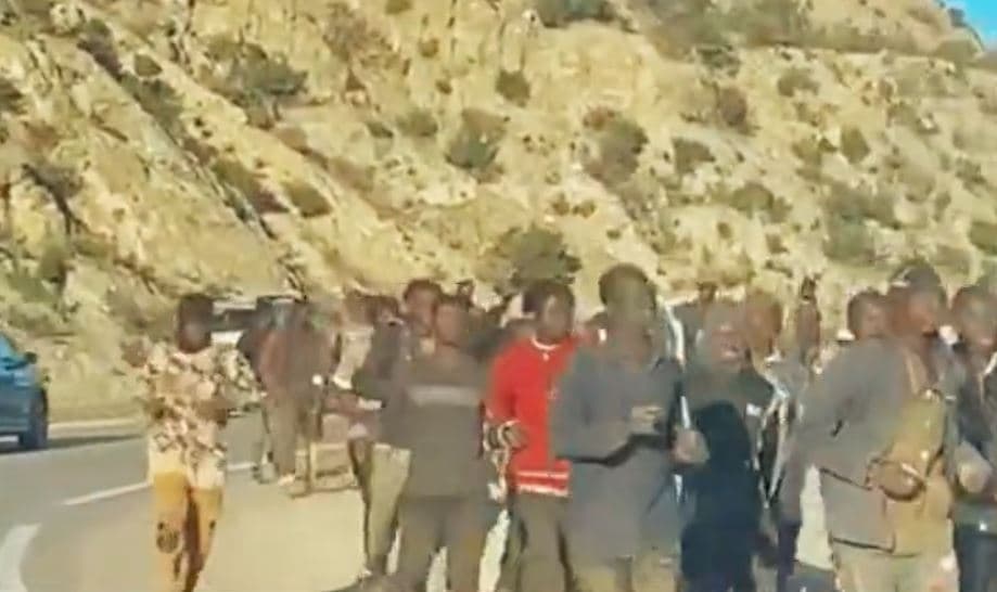 Mijëra emigrantë afrikanë tentojnë të sulmojnë barrierën kufitare spanjolle (VIDEO)