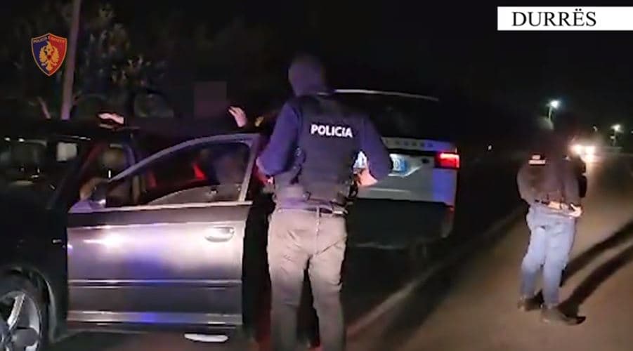 Mbante pa leje kallashnikov dhe fishekë në banesë dhe në automjet, arrestohet 21-vjeçari