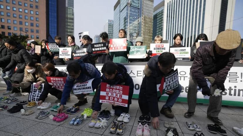 Koreja e Jugut solidarizohet me Gazën, aktivistët vendosin dhjetëra këpucë në rrugë