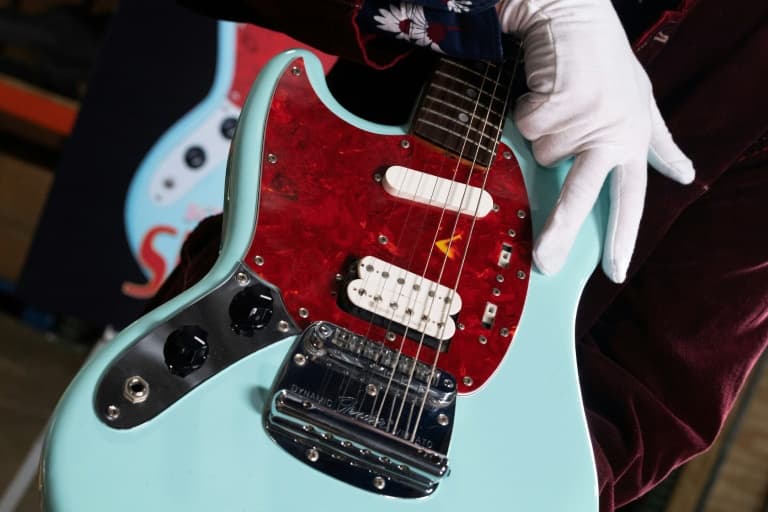 Kitara e fundit e Kurt Cobain shitet në ankand për 1.5 milionë dollarë