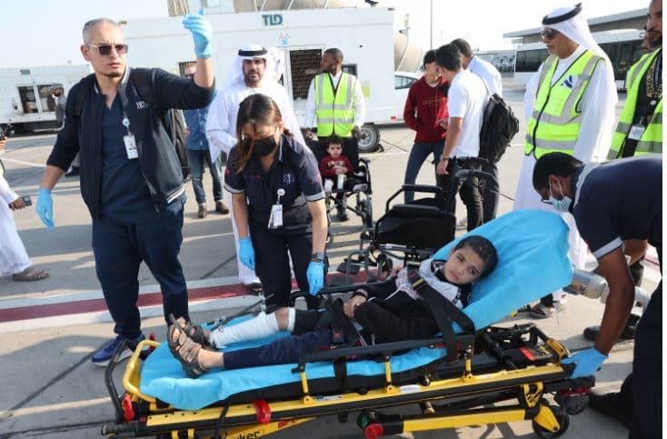 Mbërrin në Emiratet e Bashkuara nga Gaza avioni i parë me fëmijë për trajtime mjekësore