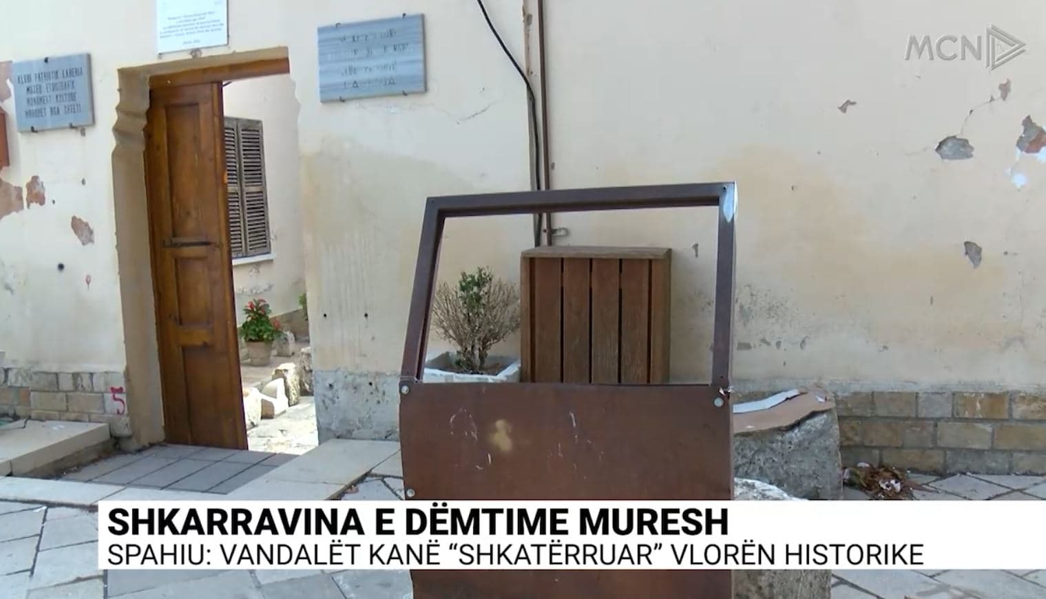 Shkarravina e dëmtime muresh/ Drejtori i muzeut: Vandalët kanë “shkatërruar” Vlorën historike (VIDEO)