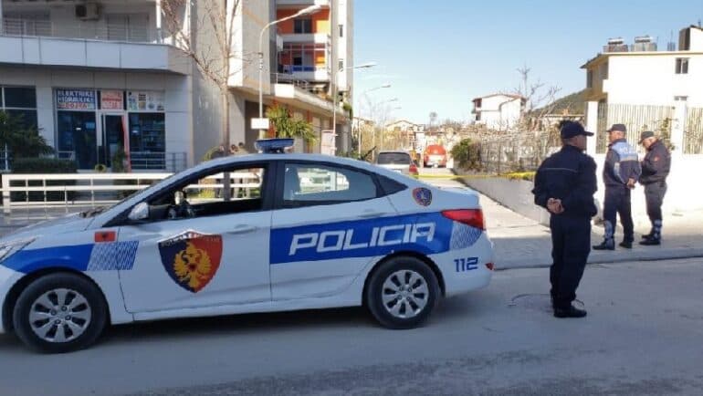 Dëmtoi me mjete të forta xhamat e një lokali, arrestohet 32-vjeçari në Elbasan