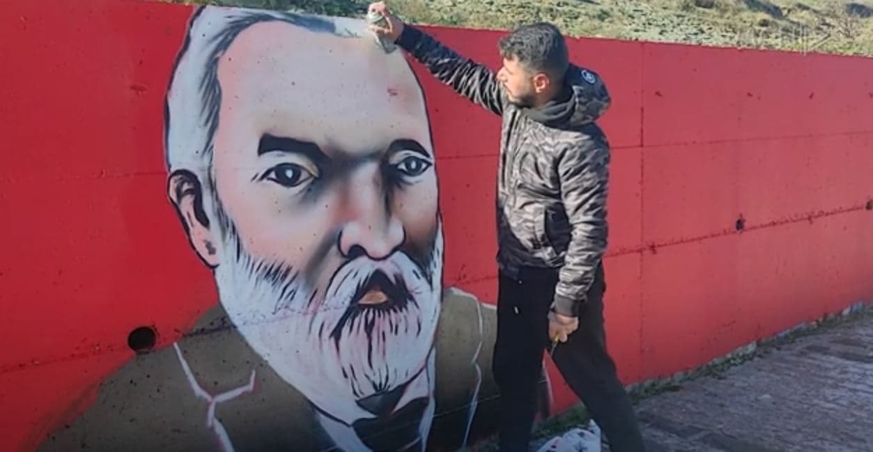 Art me portretet e patriotëve/ Bledar Çakalli me piktura murale në çdo cep të Shqipërisë (VIDEO)