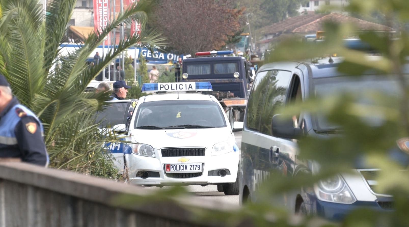 I vodhën varësen e floririt dhe celularin shtetasit, si dhe i hoqën lirinë/ Në pranga dy persona, në kërkim një i tretë