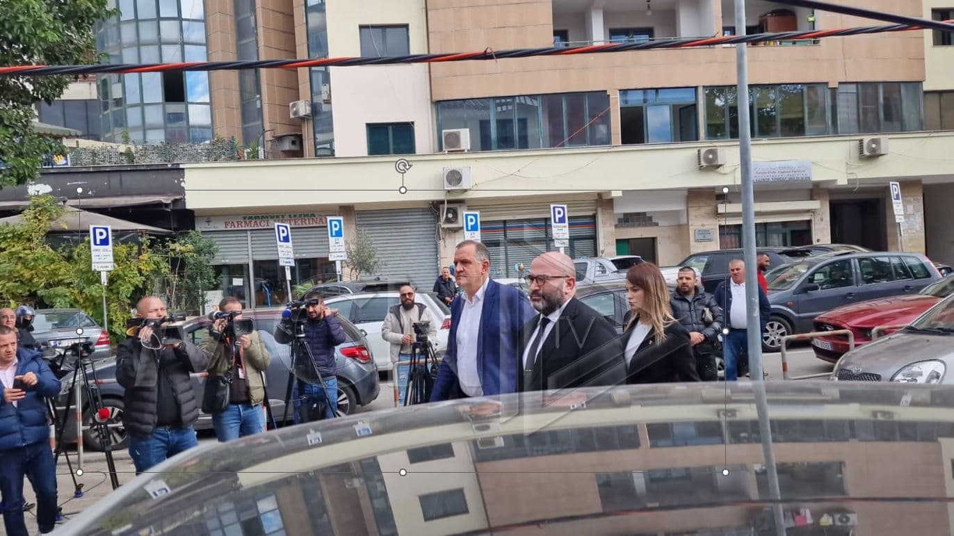 Beqaj paraqitet në SPAK me dy avokatë, gjysmë ore para afatit kohor (VIDEO)