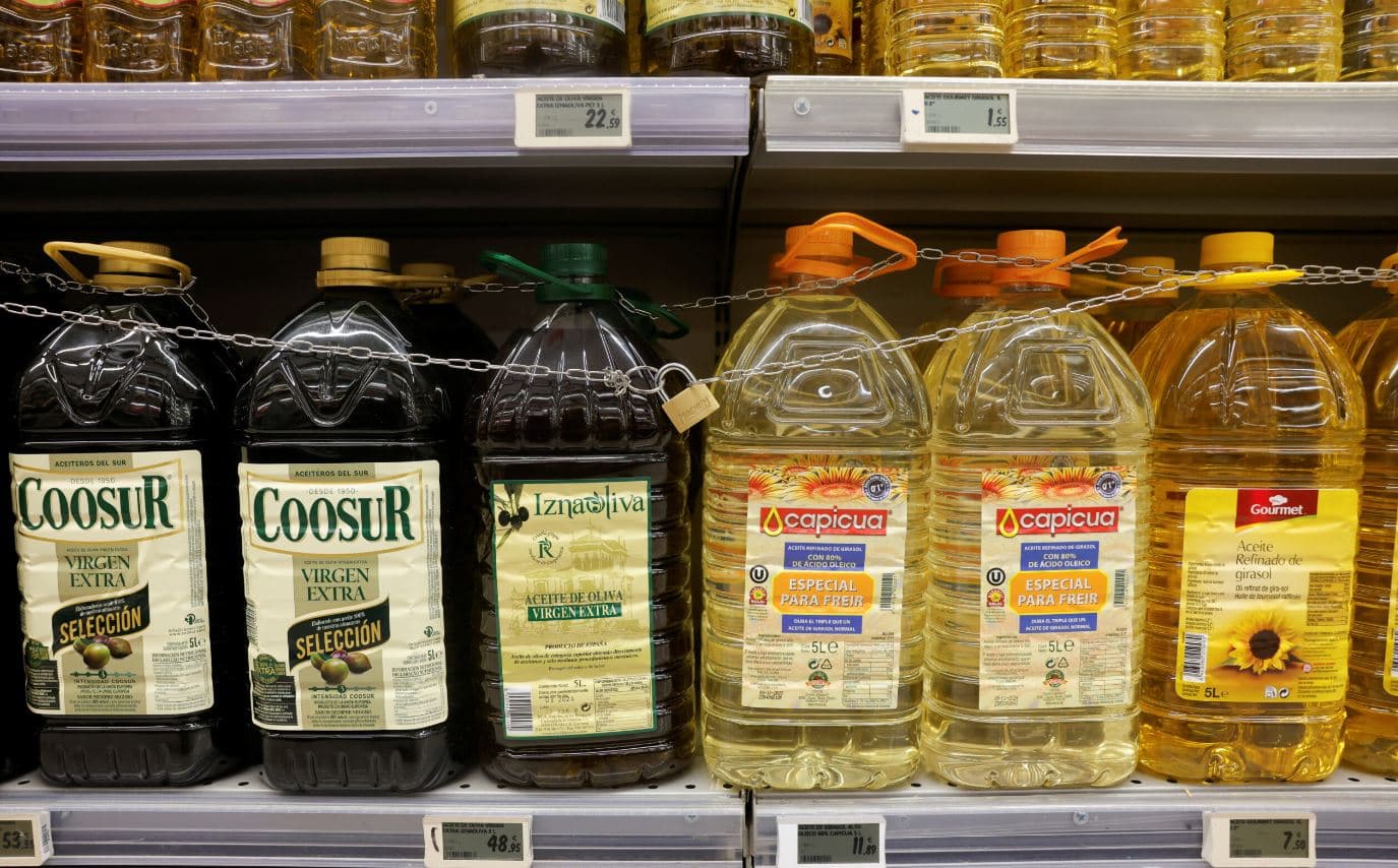 Masa drastike në Spanjë, shishet me vaj ulliri në supermarkete mbyllen me zinxhirë