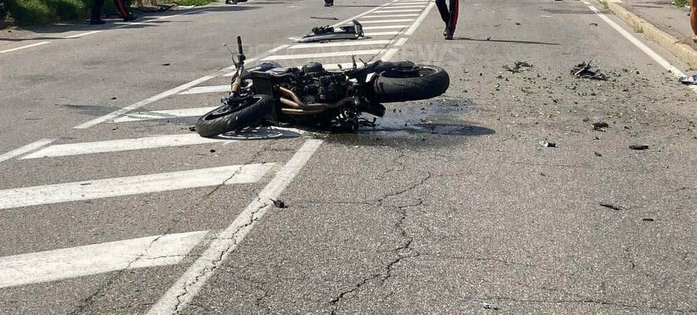 Makina përplas motorin në Pogradec-Qafë Thanë, plagoset një person