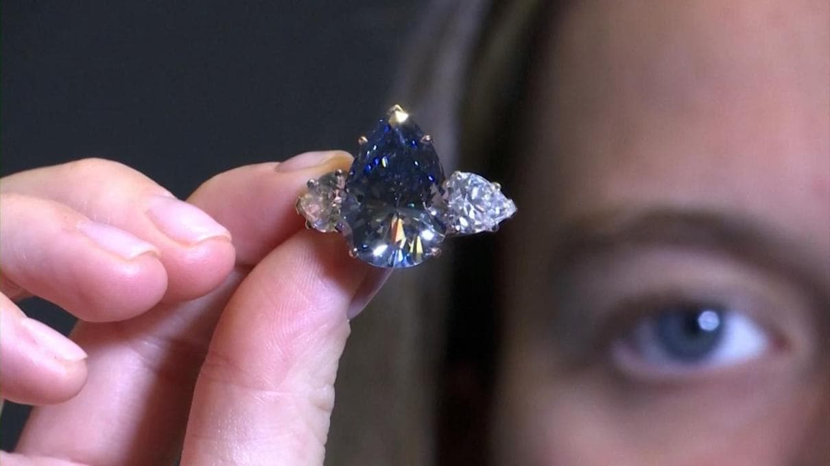 Diamanti i rrallë blu i denjë për një mbret, shitet për mbi 40 milionë euro