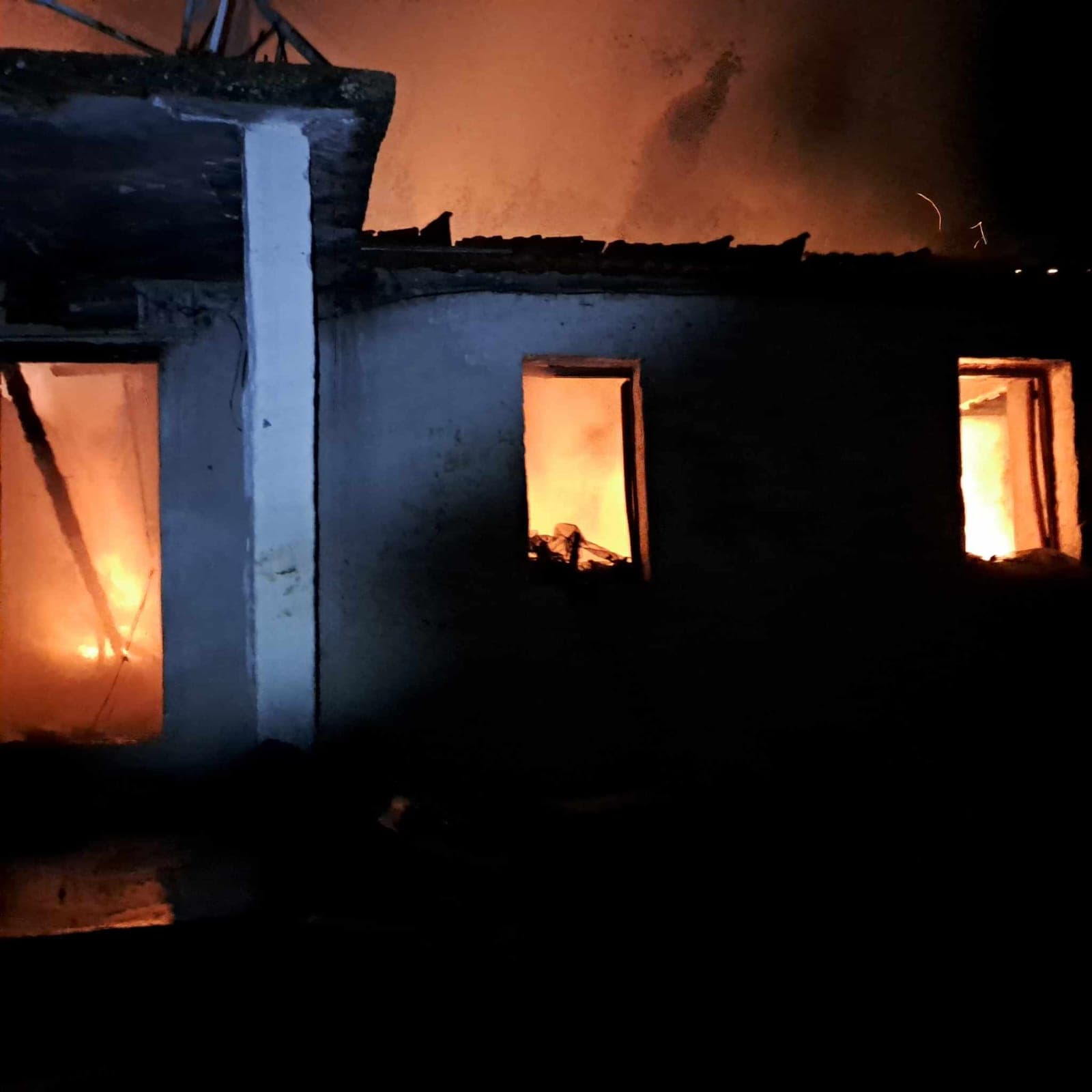 Shkrumbohet në flakë një banesë në Gjirokastër (VIDEO)