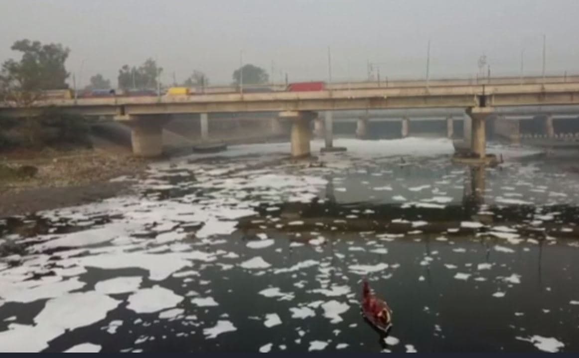 Lumi duket i mbuluar nga shtresa akulli, por pamja fsheh një rrezik për njerëzit (VIDEO)