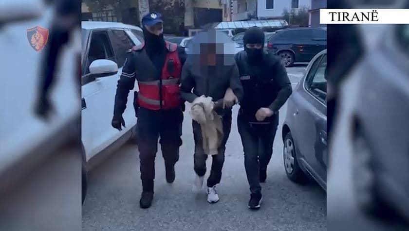  Shiste lëndë narkotike afër shkollave/ Arrestohet 20-vjeçari në Tiranë