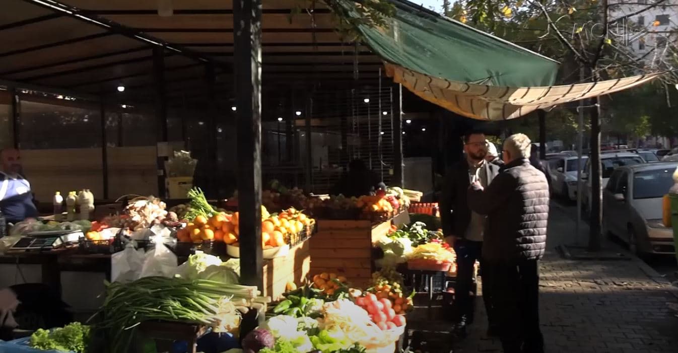 Kosha të tejmbushur pranë tregjeve/ Banorët: I frikësohemi infeksioneve. Tregtarët: Duhet ndërhyrje (VIDEO)