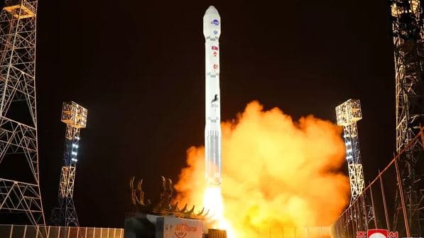 Koreja e Veriut forcon praninë e saj ushtarake në kufi pas lëshimit të satelitit 