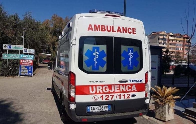 Hapi aksidentalisht derën e autobusit, dëmtohet e moshuara në Tiranë/ Arrestohet shoferi i mjetit 