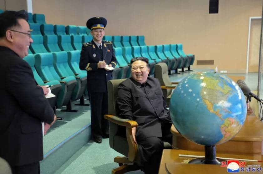Kim Jong Un inspekton fotot satelitore të SHBA-së dhe Koresë së Jugut