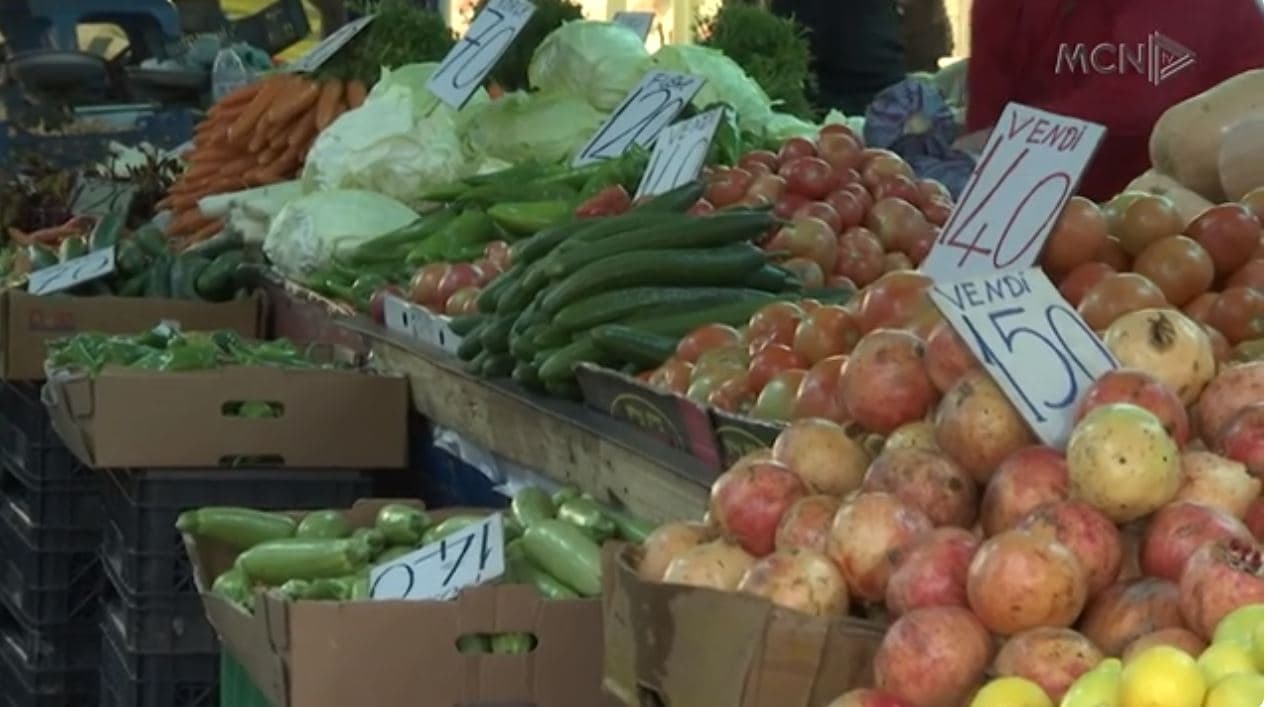 Perime me pesticide në treg/ Qytetarët: Të detyruar t’i konsumojmë, shteti të marrë masa (VIDEO)