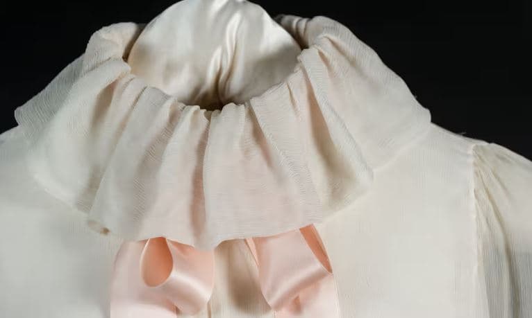 Bluza e veshur nga princesha Diana në vitin 1981 në portretin e fejesës do të dalë në ankand