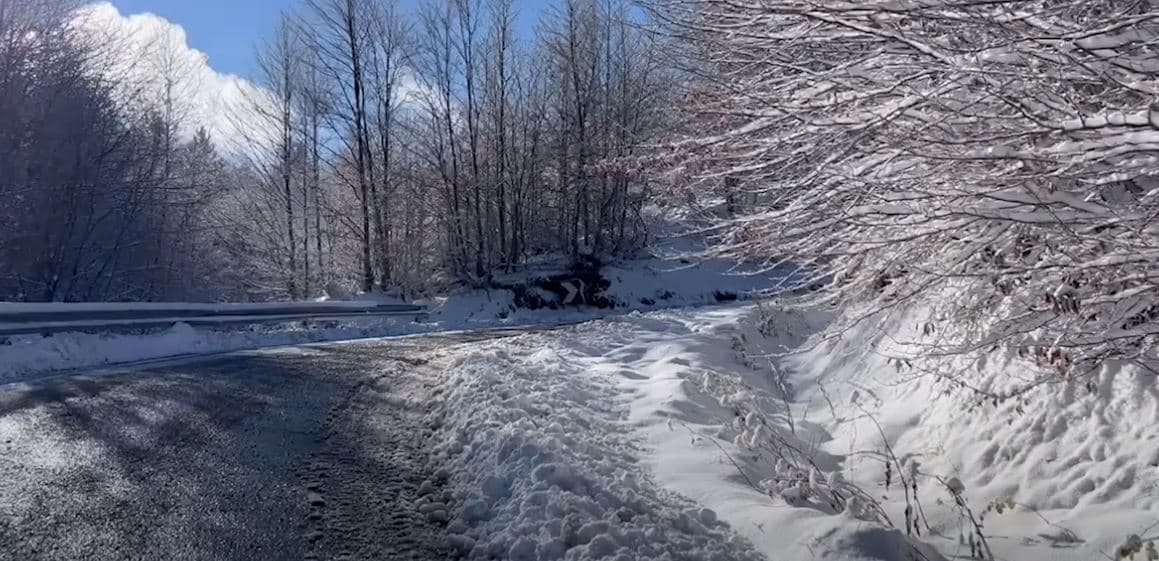 Fshatra të izoluar dhe pa energji/ Reshjet e dëborës, prezencë akulli në disa segmente rrugore (VIDEO)