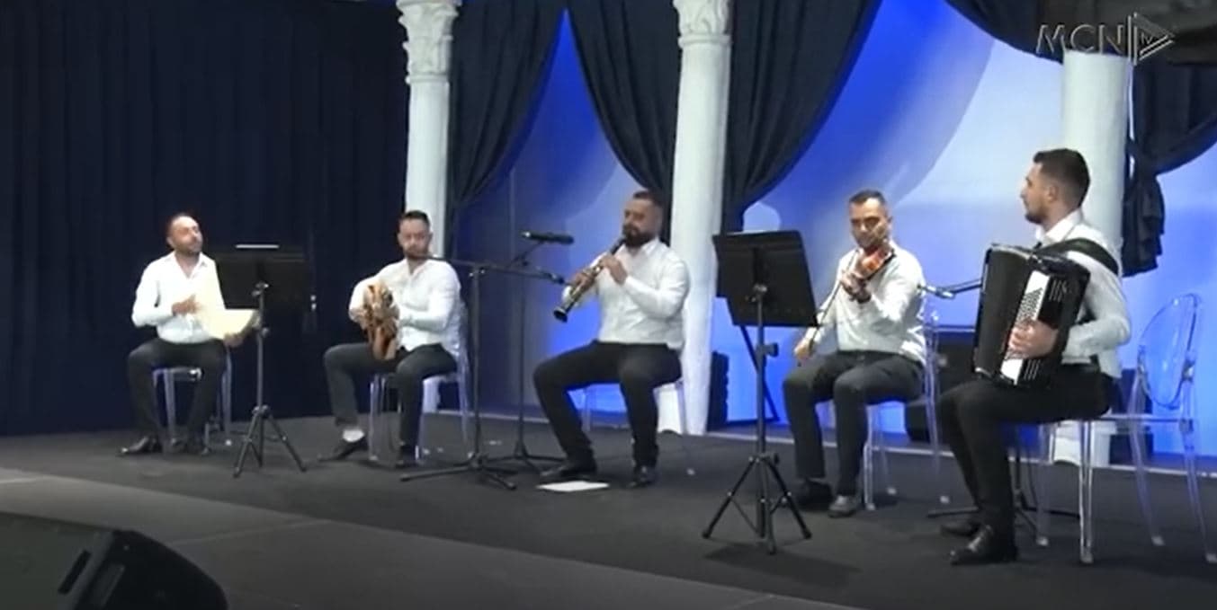 Koncert me këngë dhe muzikë popullore/ Folklori shqiptar në hollin e TKOB-it (VIDEO)