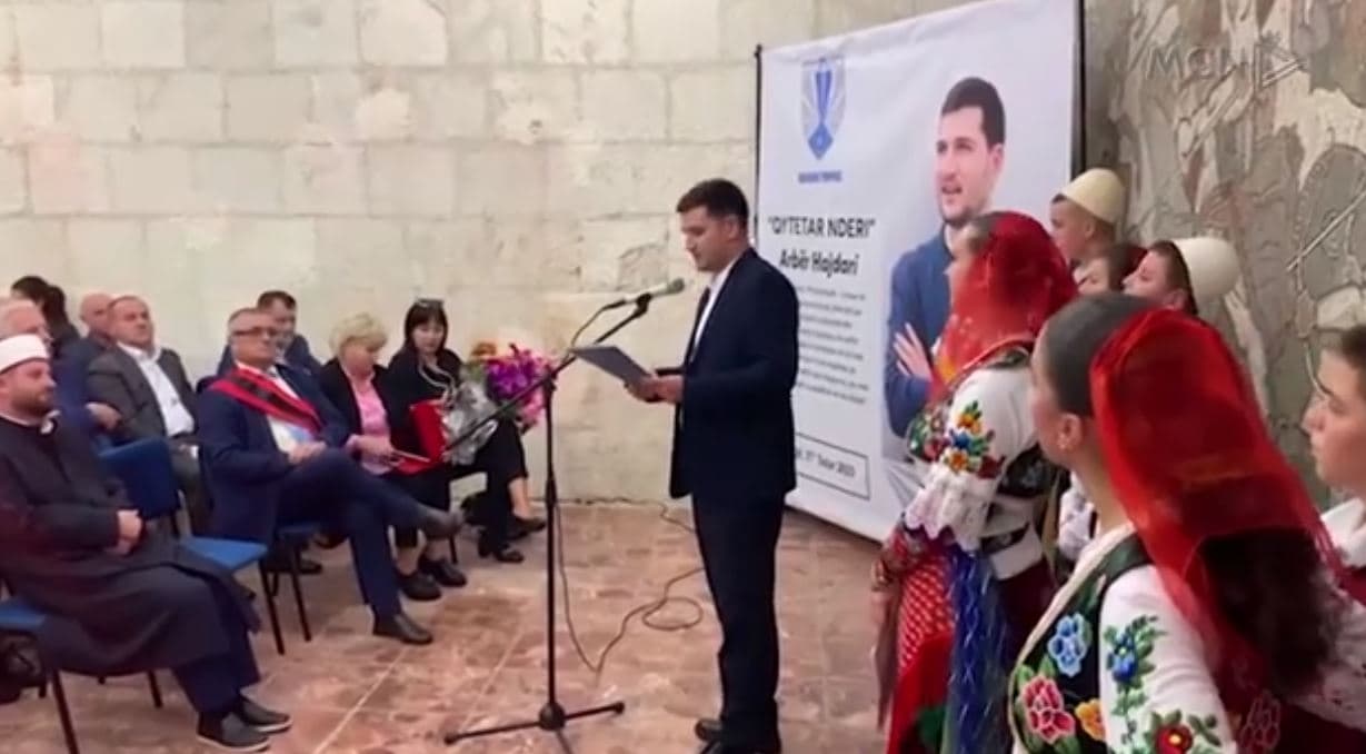 Si u “dekorua” Arbër Hajdari?/ Dyshohet se e financoi vetë ceremoninë e marrjes së titullit (VIDEO)