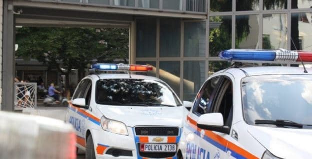 Tiranë/ Vodhën produkte të ndryshme dhe para, procedohen 3 të mitur dhe një grua