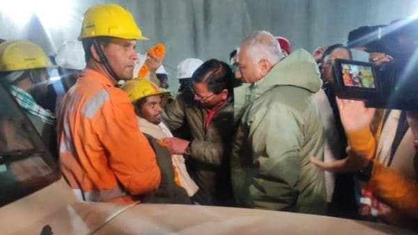 Indi, shpëtohen pas 17 ditësh 41 punëtorët e bllokuar në tunel