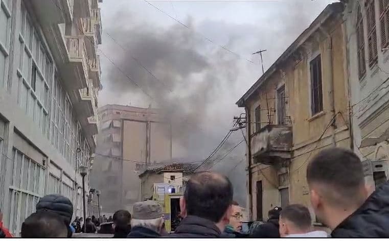 Përfshihet nga flakët një servis në Vlorë