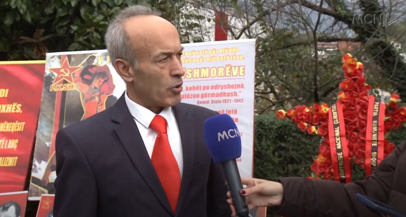 79-vjetori i çlirimit të Shqipërisë/ Politika e ndarë, komunistët “paradë” me foton e Enverit (VIDEO)