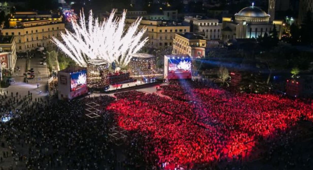 “Nata e Bardhë”, muzikë e festë sonte në Sheshin ‘Skënderbej’