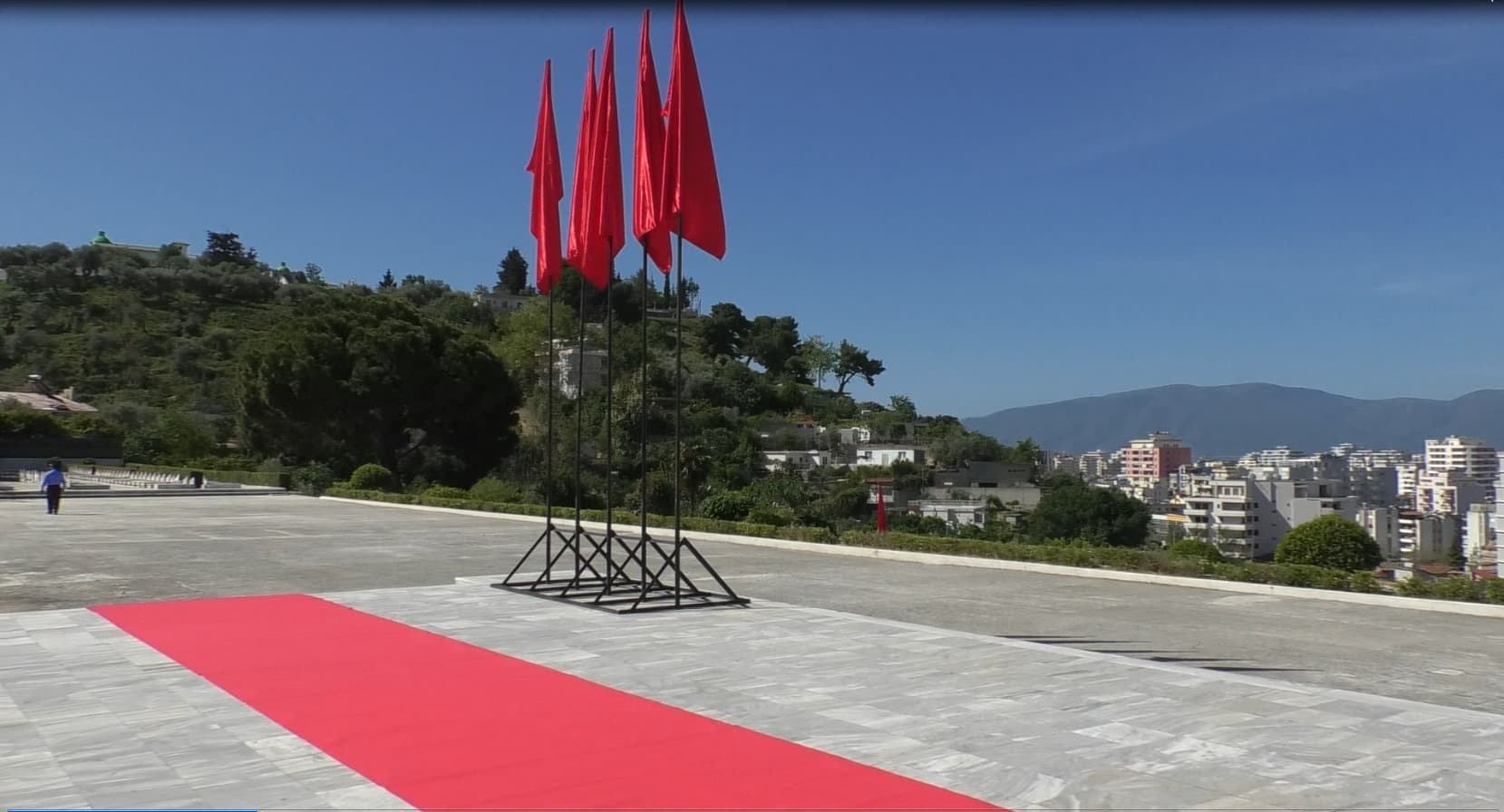  Dita e Çlirimit/ Homazhe edhe në Varrezat e Dëshmorëve të Kombit  në Vlorë
