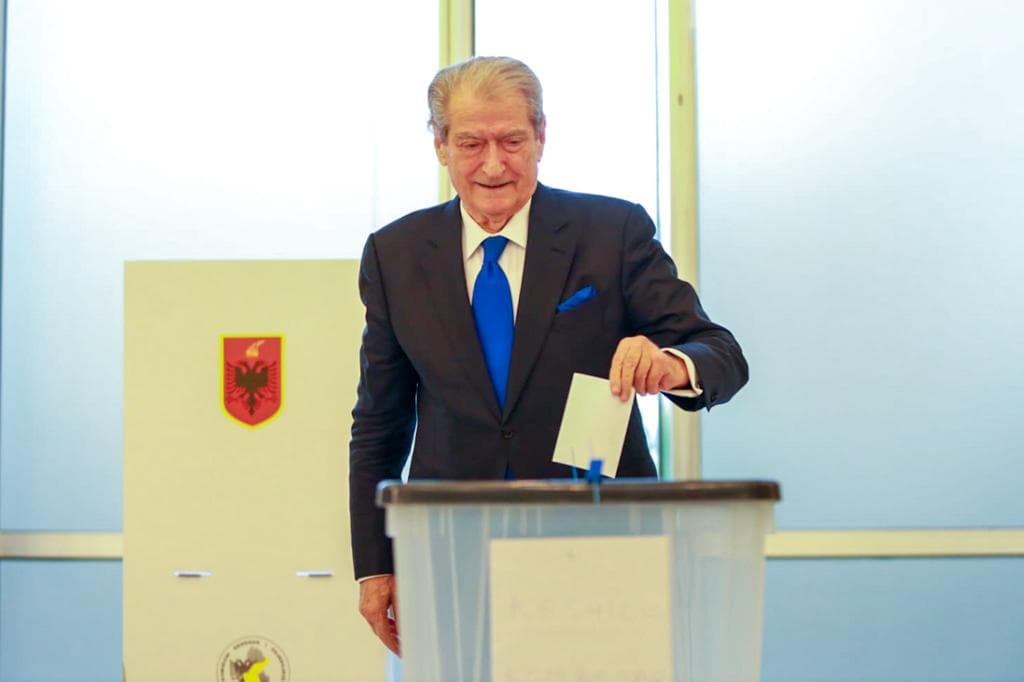 Votëbesimi, Berisha: Betejë politike për shpëtimin e Shqipërisë. Argita, aktiviste e PD që në ditët e para të themelimit