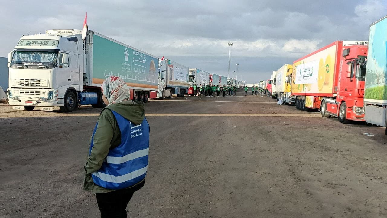 50 kamionë me ndihma hyjnë në Gaza përmes kalimit Rafah